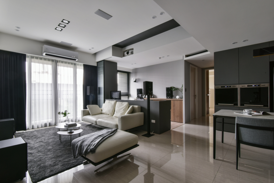 空間保留天花板白色,其他部分以灰黑色深色調為主,廚具選擇稍暖色調的門片,搭配顏色較淺的家具,讓整體空間達到視覺平衡,且不過於沉重