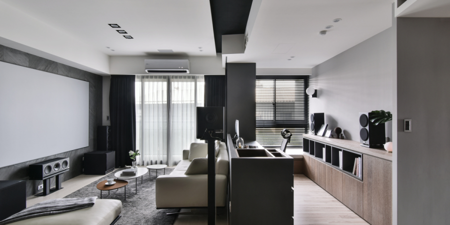 空間保留天花板白色,其他部分以灰黑色深色調為主,搭配顏色較淺的家具,讓整體空間達到視覺平衡,且不過於沉重