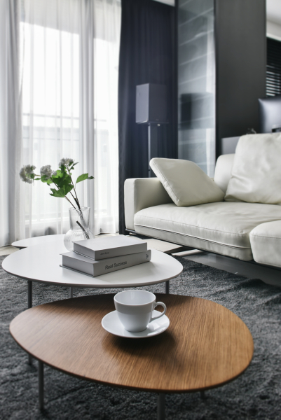 空間保留天花板白色,其他部分以灰黑色深色調為主,搭配顏色較淺的家具,讓整體空間達到視覺平衡,且不過於沉重