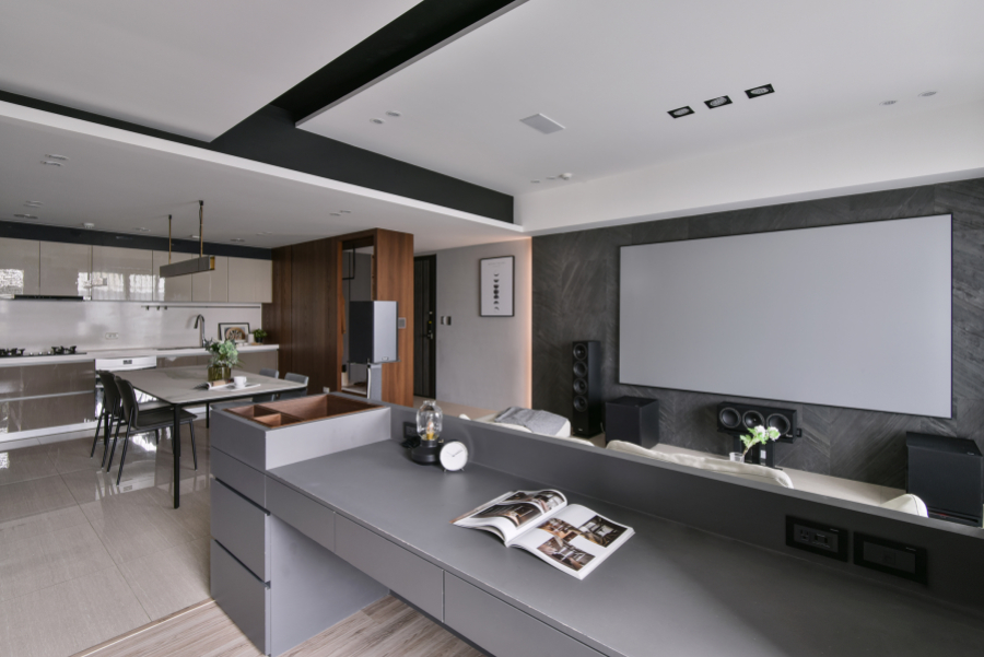 空間保留天花板白色,其他部分以灰黑色深色調為主,廚具選擇稍暖色調的門片,搭配顏色較淺的家具,讓整體空間達到視覺平衡,且不過於沉重