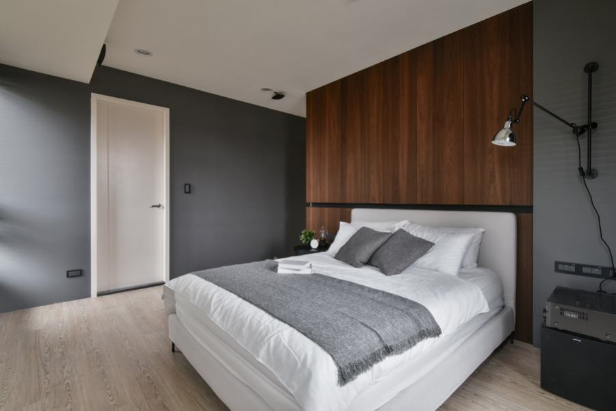 空間以灰黑色深色調為主,在門片與地板則使用了淺色系,讓空間不顯得昏暗、壓抑,也讓人有眼睛一亮的感覺