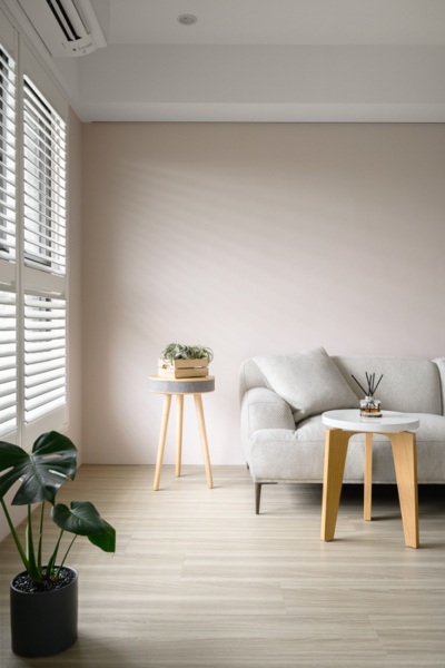 以白色為主搭配牆面跳色及暖色調的家具,呈現空間的溫馨感