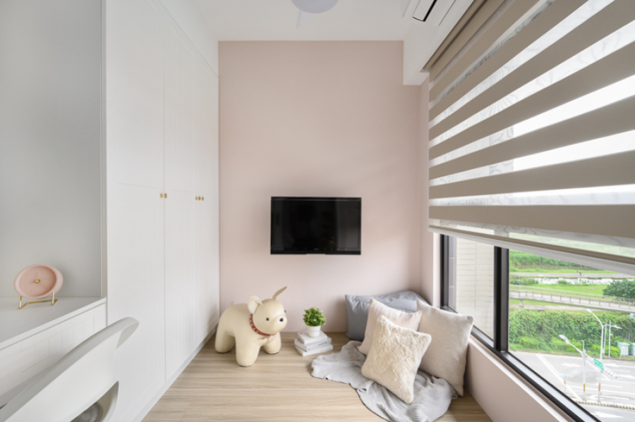 以白色為主,搭配牆面跳色及暖色調的木地板,使空間多了一份溫潤感