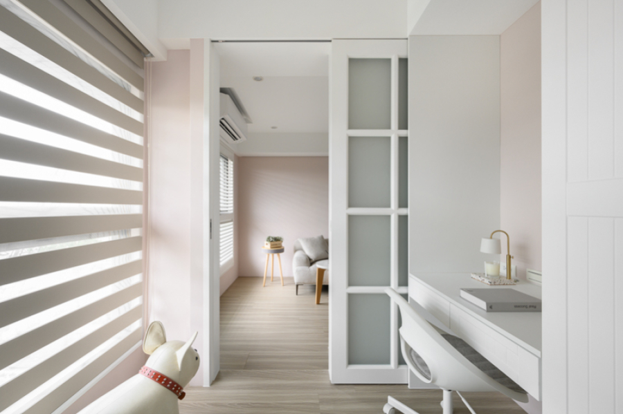 以白色為主,搭配牆面跳色及暖色調的木地板,使空間多了一份溫潤感