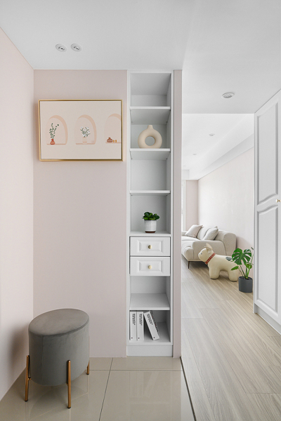 冰箱背牆兼具玄關端景牆功能,搭配白色收納櫃,增加空間機能,也避開穿堂煞的風水問題