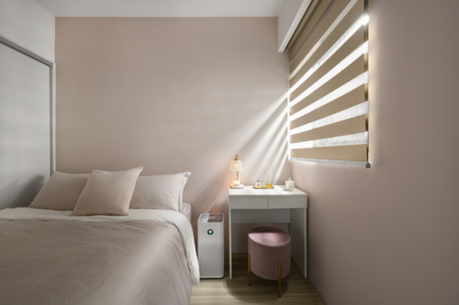 以白色為主,搭配牆面跳色及暖色調的家具,呈現空間的溫馨感