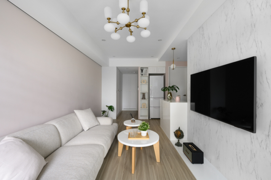 以白色為主搭配牆面跳色及暖色調的家具,呈現空間的溫馨感