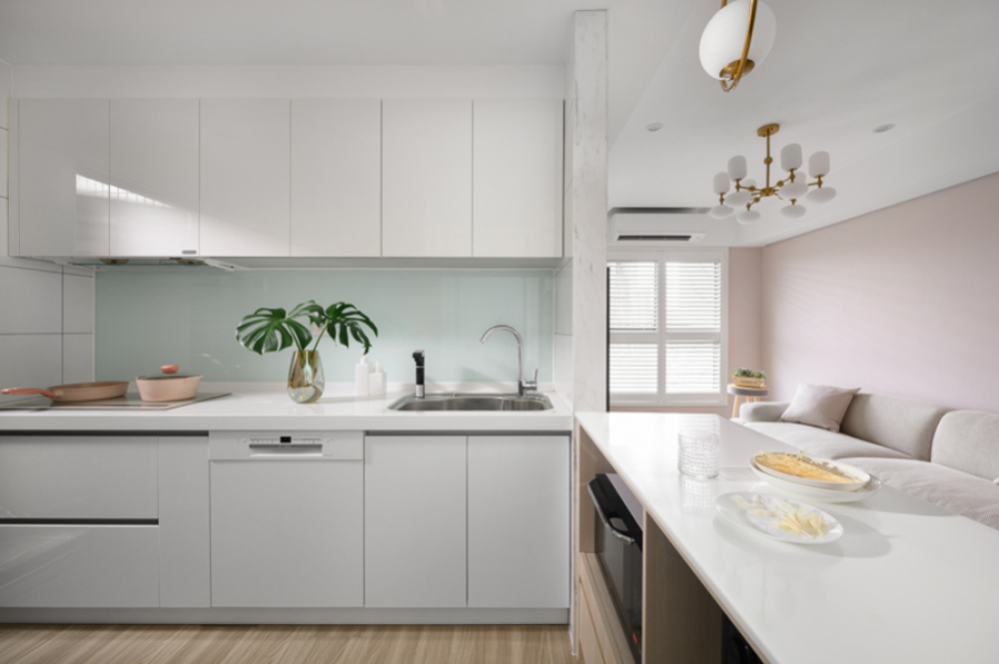 客廳與廚房之間做了中島及電器櫃設計,增加空間的使用性,同時也增加下廚的便利性