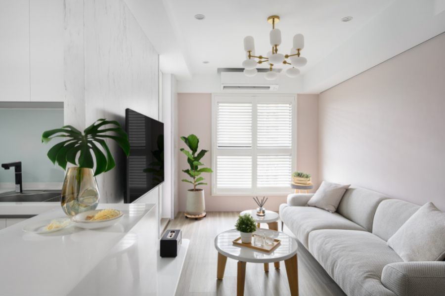 以白色為主搭配牆面跳色及暖色調的家具,呈現空間的溫馨感,在客廳與廚房之間做了中島及電器櫃設計,增加空間的使用性,同時也能讓視覺延伸、穿透,讓整體視覺空間更放大、不覺擁擠