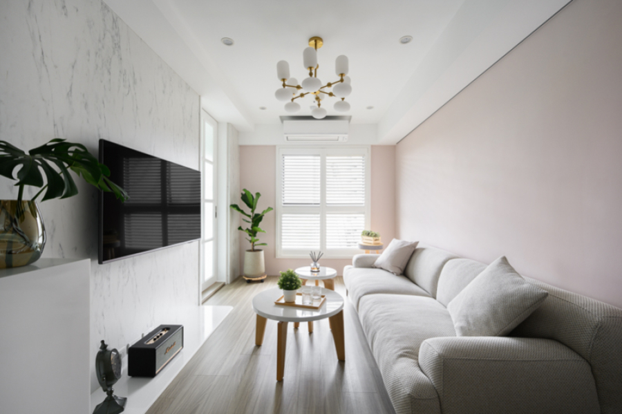 以白色為主搭配牆面跳色及暖色調的家具,呈現空間的溫馨感