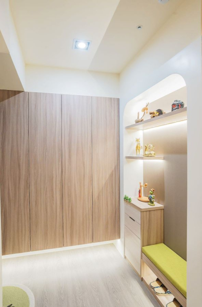 使用淺色系作為空間主色,搭配暖色調的木紋,讓明亮純淨的空間增添層次及溫潤感