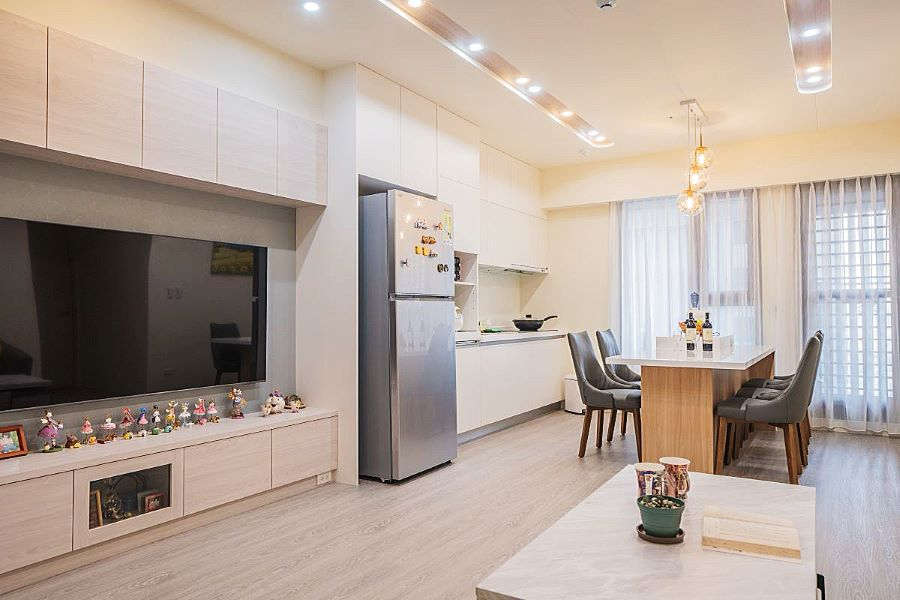 以大面積白色系作為空間主軸,搭配淺色系木紋,讓跳色電視牆在視覺上成為空間主角,在家具的搭配上也以暖色調為主,讓淨白的空間不易有冷感