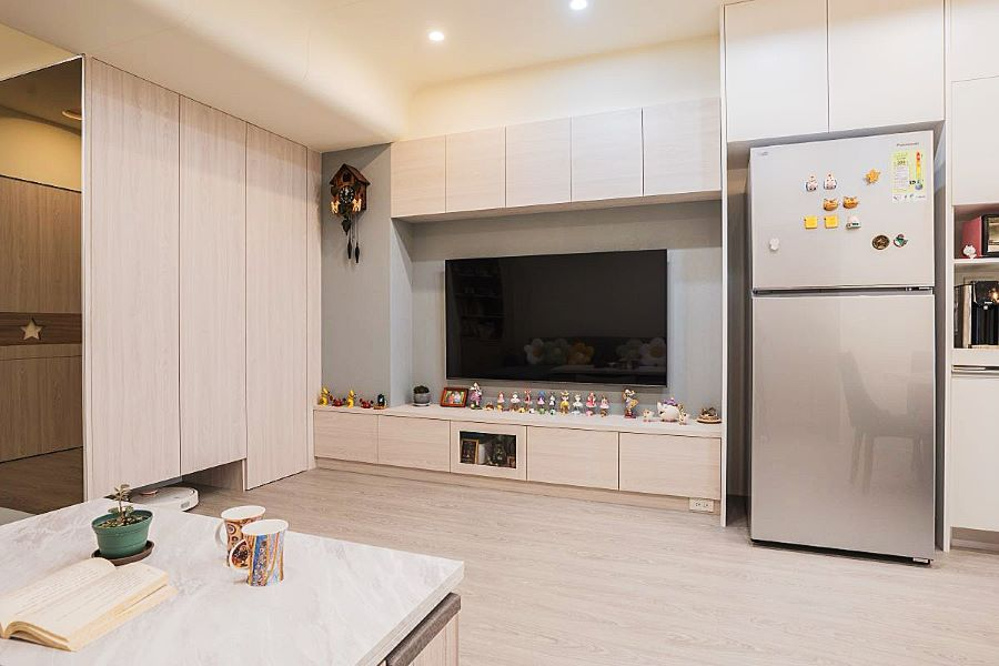 以大面積白色系作為空間主軸,搭配淺色系木紋,讓跳色電視牆在視覺上成為空間主角