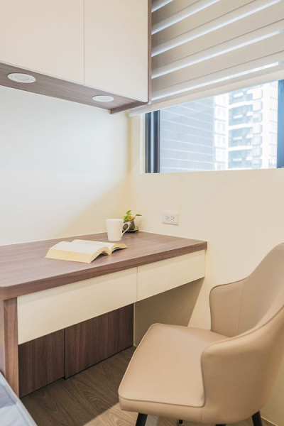 淨白的空間搭配暖色調的木紋,家具選用中性色作搭配,呈現較沉靜的空間