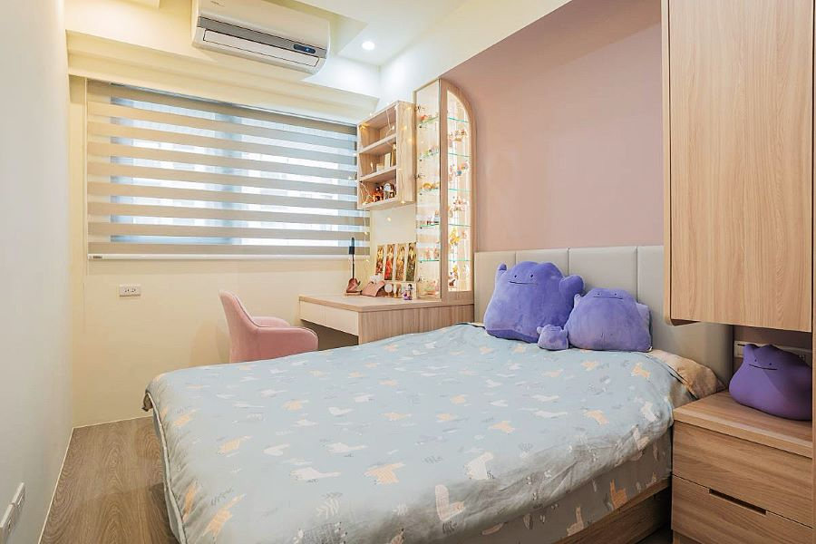 淨白的空間搭配暖色調的木紋,床頭以圓弧取代了直角,帶入了顏色作為空間主角,讓臥室溫馨感大幅提升