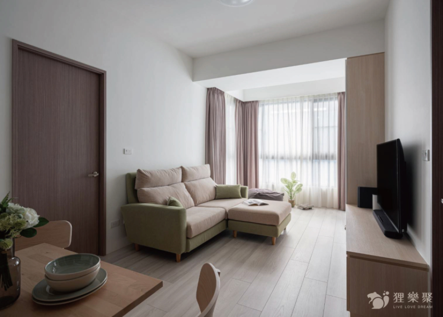 空間整體以白色和淺色木紋為主，沒有過多的線條及設計，搭配布織品讓素雅的空間增添不少溫度