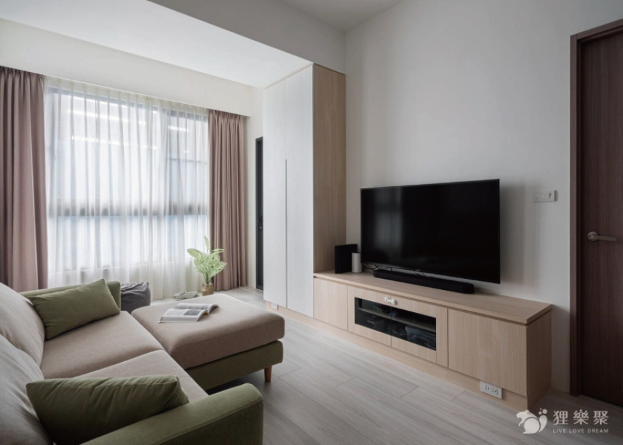 空間整體以白色和淺色木紋為主，沒有過多的線條及設計，搭配布織品讓素雅的空間增添不少溫度