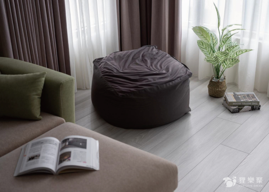 空間整體以白色和淺色木紋為主，沒有過多的線條及設計，搭配布織品讓素雅的空間增添不少溫度