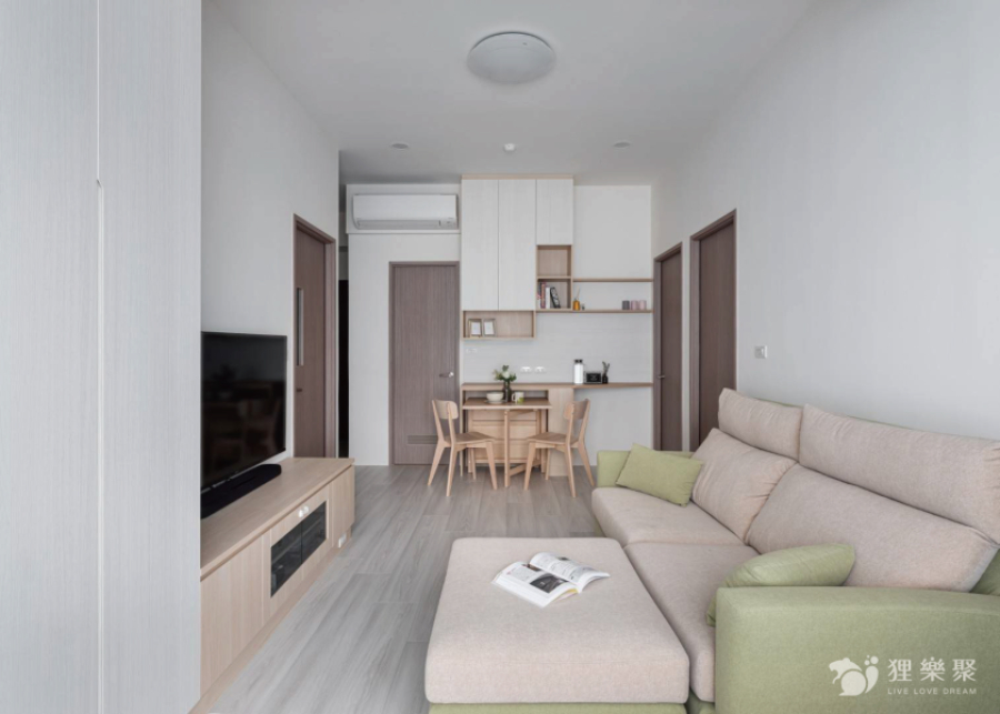 空間整體以白色和淺色木紋為主，沒有過多的線條及設計，搭配布織品讓素雅的空間增添不少溫度