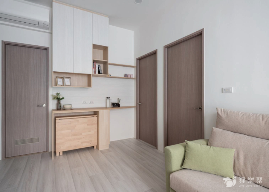 空間整體以白色和淺色木紋為主，因餐桌使用率不高，所以選擇了摺疊餐桌，能使空間生活動線較為順暢