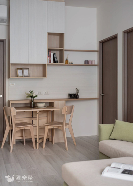 空間整體以白色和淺色木紋為主，因餐桌使用率不高，所以選擇了摺疊餐桌，能使空間生活動線較為順暢