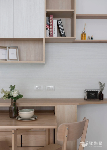 空間整體以白色和淺色木紋為主，因餐桌使用率不高，所以選擇了摺疊餐桌，能使空間生活動線較為順暢