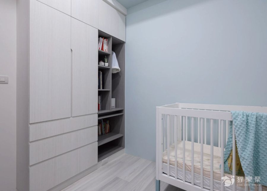 空間整體以白色搭配深淺兩色木紋，牆面做跳色使空間較為溫馨