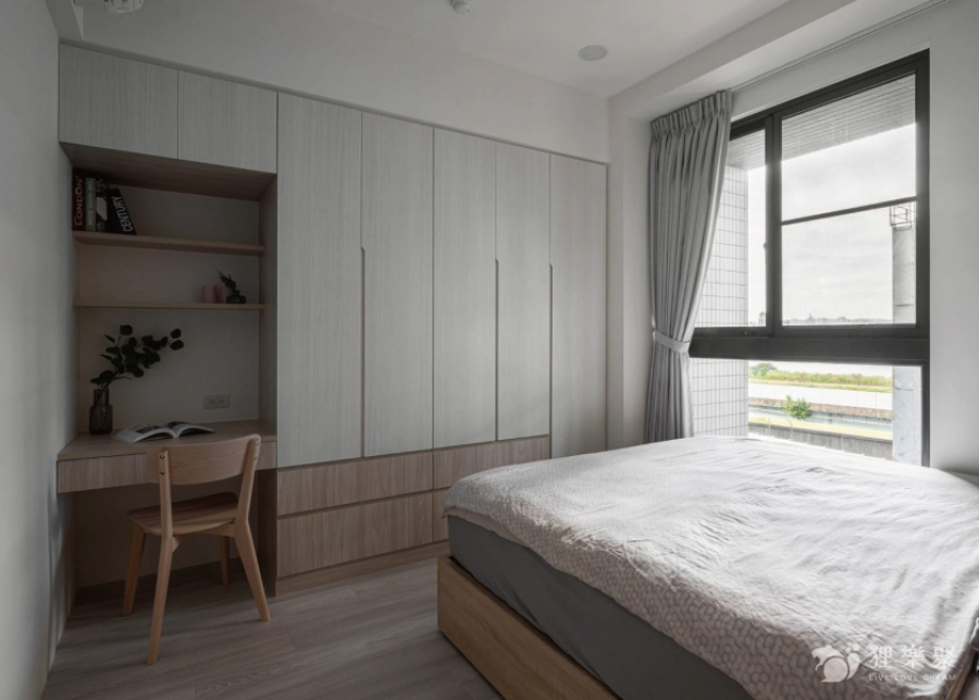 空間整體以白色搭配兩色木紋，線條簡單俐落，搭配同色系軟件，呈現空間木質調的氛圍