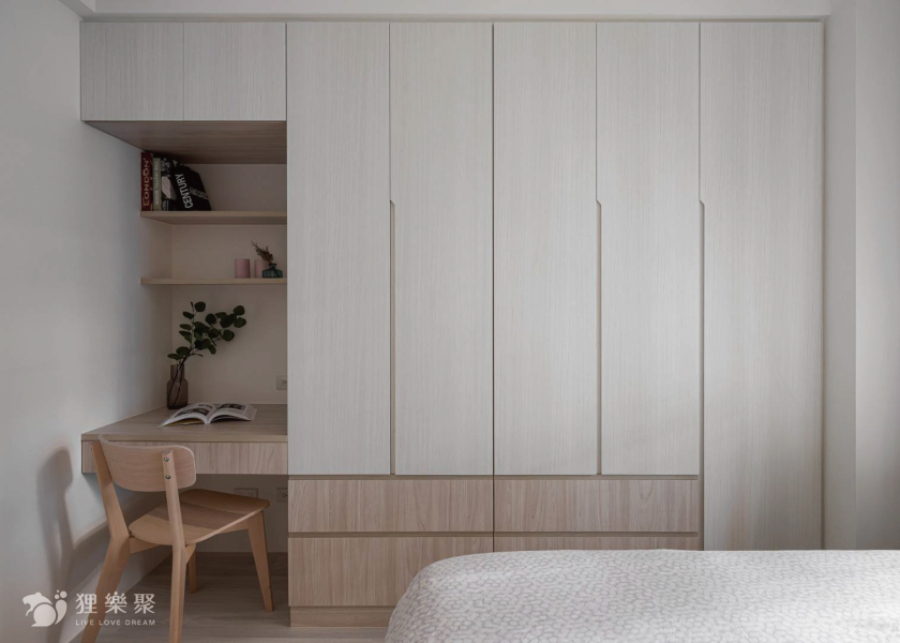 空間整體以白色搭配兩色木紋，線條簡單俐落，搭配同色系軟件，呈現空間木質調的氛圍