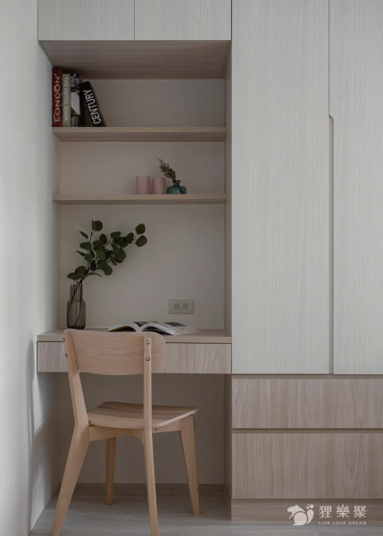 空間整體以白色搭配兩色木紋，線條簡單俐落，搭配同色系軟件，呈現空間木質調的氛圍