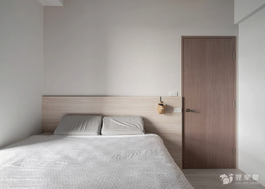 空間整體以白色搭配兩色木紋，線條簡單俐落，搭配同色系軟件，呈現空間木質調的氛圍