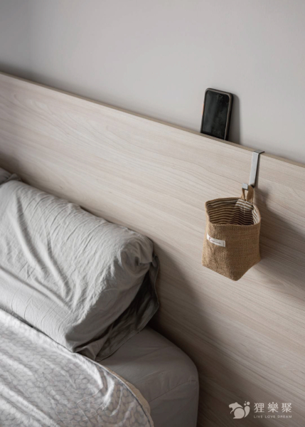 空間整體以白色搭配兩色木紋，線條簡單俐落，在空間有限的情況下，床頭設計可以放置小物件提高生活使用機能