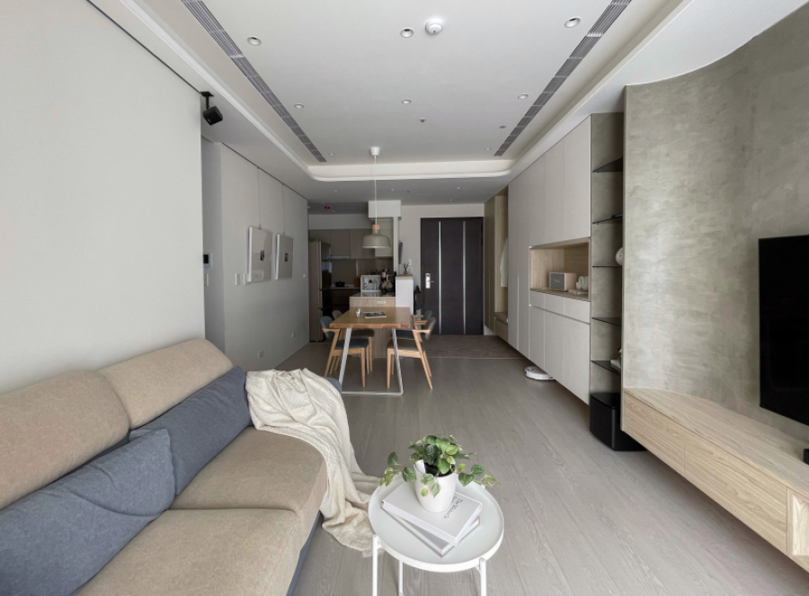 在天花板與電視牆中融入圓弧造型,電視牆面採用較有個性的灰色塗料,在溫暖的空間點綴視覺主角,使整體色調更加柔和