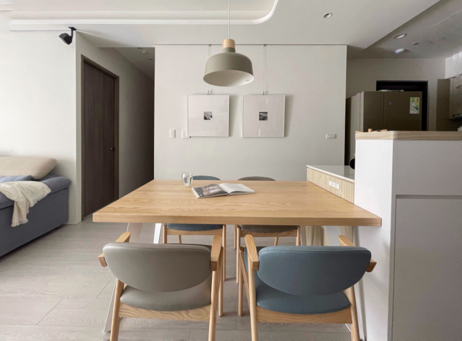 整體空間以白色搭配暖色系木紋,在設計上顧及了使用性,規劃為開放式中島,檯面上的收納設計,可收納小家電等物品,讓空間的視線範圍更為清爽整潔,同時也可作為備餐使用