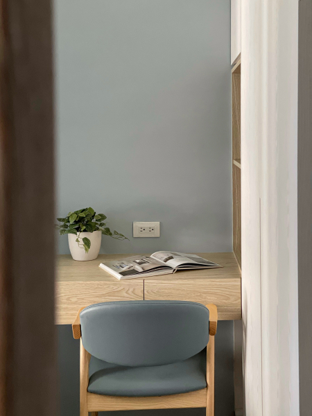 整體色系採用灰藍色為主題,搭配白色及暖色木紋系統櫃,讓整體空間簡潔俐落,書桌邊緣做了圓角設計,防止碰撞的同時也增添空間的柔和感