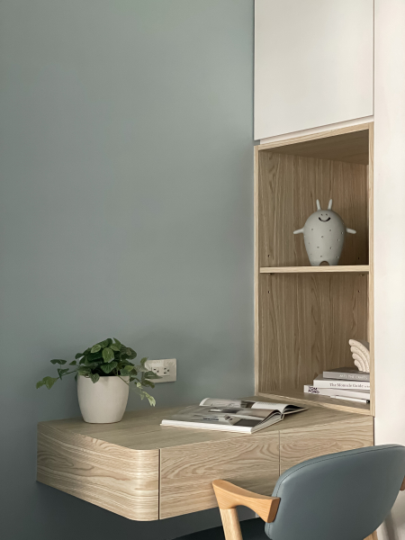 整體色系採用灰藍色為主題,搭配白色及暖色木紋系統櫃,讓整體空間簡潔俐落,書桌邊緣做了圓角設計,防止碰撞的同時也增添空間的柔和感