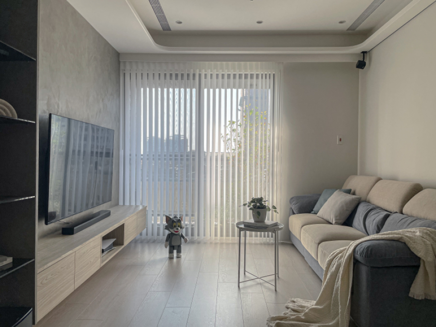 在天花板與電視牆中融入圓弧造型,電視牆面採用較有個性的灰色塗料,在溫暖的空間點綴視覺主角,使整體色調更加柔和