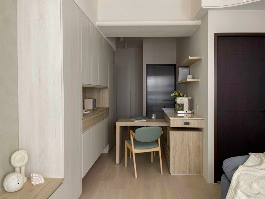 空間整體以淺色木紋為主,在餐廳設置電器櫃結合旋轉餐桌,將收納及機能結合為複合功能,因應不同使用情境設計靈活運用空間