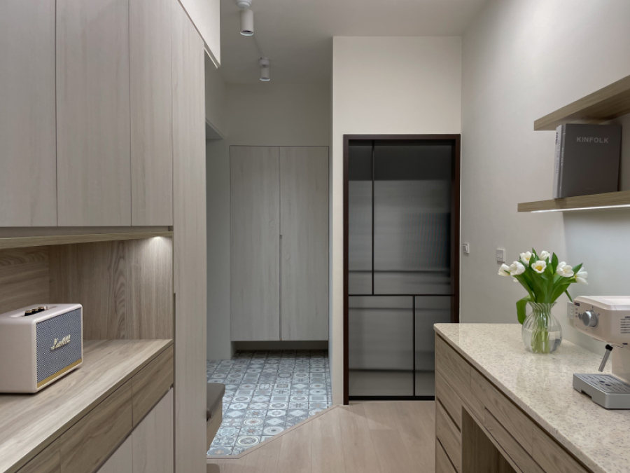 空間整體以淺色木紋為主,將玄關過道與餐廳做結合,在小坪數的坪效內積極規劃收納機能,打造不同使用情境可靈活運用的空間