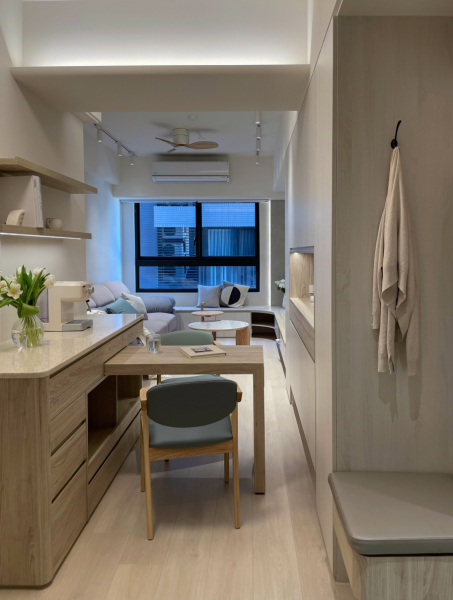 空間整體以淺色木紋為主,將玄關過道與餐廳做結合,在小坪數的坪效內積極規劃收納機能,打造不同使用情境可靈活運用的空間