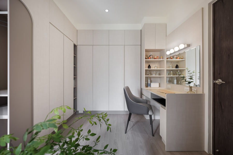 主臥更衣區｜奶油風