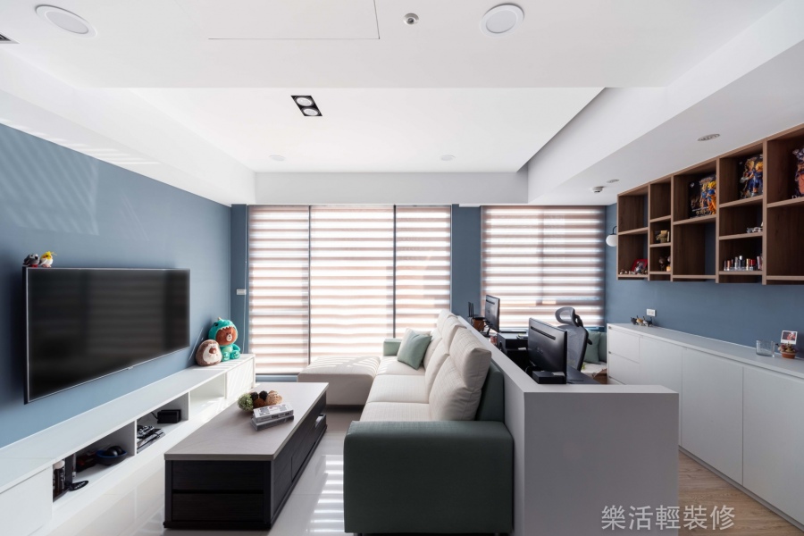 現代風設計裝潢_後方牆面的木頭吊櫃同時作為客廳展示櫃│狸樂聚x樂活輕裝修