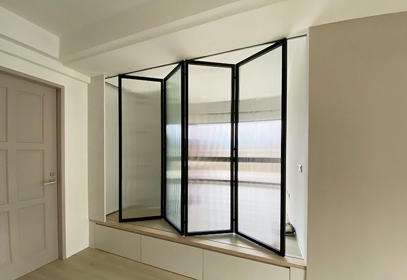 現代北歐風設計裝潢_在多功能起居室裝設了玻璃推拉門│狸樂聚x樂活輕裝修