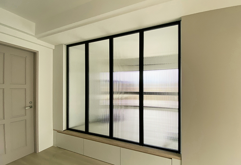 現代北歐風設計裝潢_在多功能起居室裝設了玻璃推拉門│狸樂聚x樂活輕裝修