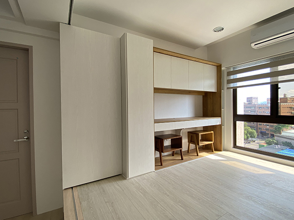 現代北歐風設計裝潢_多功能起居室的系統櫃下方規劃大抽屜增加收納量│狸樂聚x樂活輕裝修