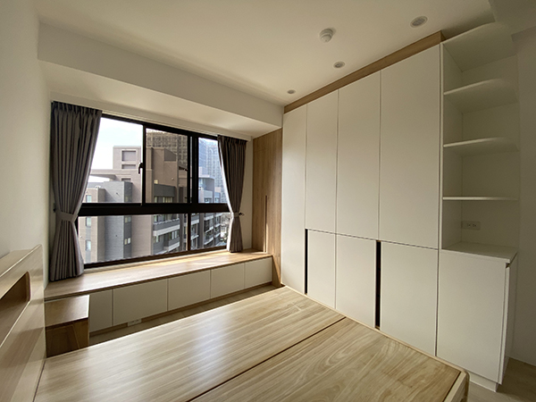 現代北歐風設計裝潢_臥房窗邊臥榻下方增加收納的櫃體│狸樂聚x樂活輕裝修