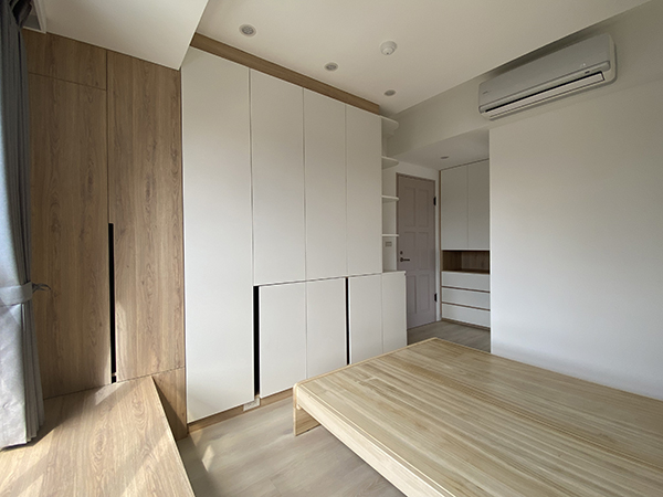 現代北歐風設計裝潢_系統櫃收納設計上以淺色木紋櫃體搭配白色門片│狸樂聚x樂活輕裝修