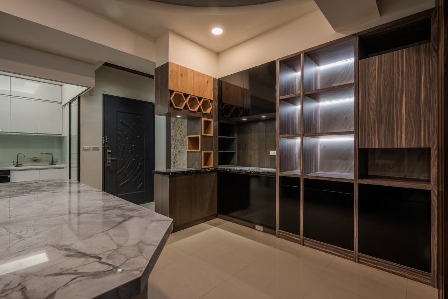 現代風的裝潢上，往往必須在簡約中追求完美比例，因此我們在玄關櫃的設計上加上了特殊幾何造型點綴整體玄關設計感。